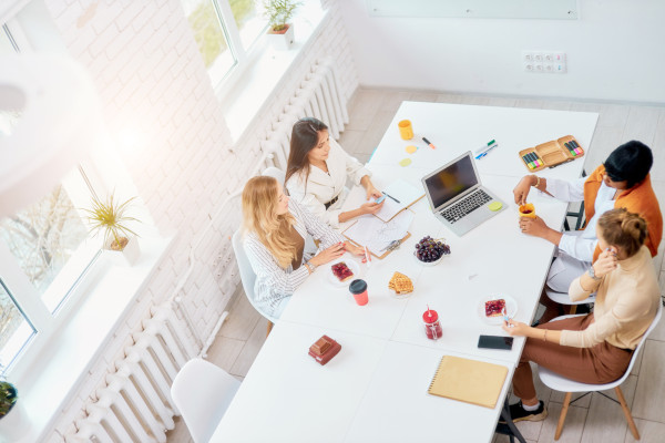 Come comunicare efficacemente con i colleghi e i supervisori durante uno stage o un'esperienza di lavoro